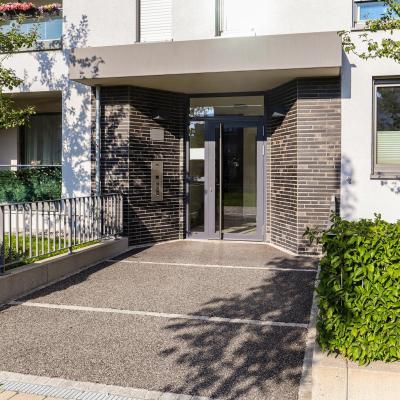 Elektronische Zutrittskontrolle am Eingang eines Mehrfamilienhauses