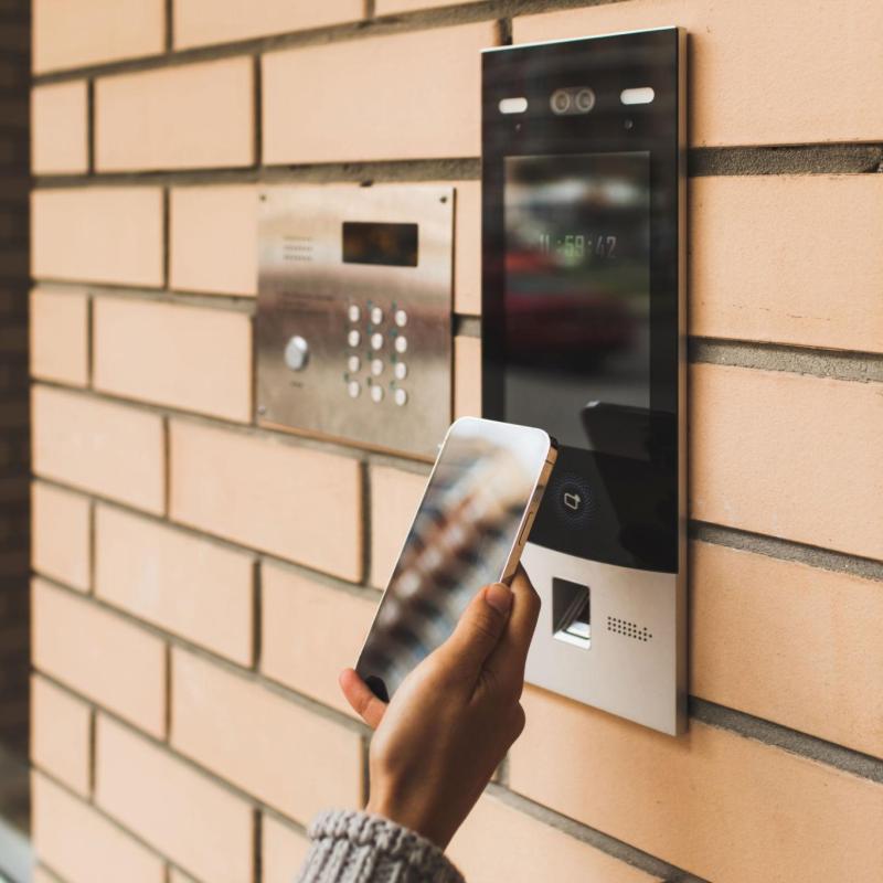 Schlüsselloser Zugang zu einem Mehrfamilienhaus per Smartphone oder Code