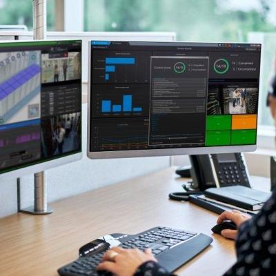Sauber strukturierter Technikraum mit Netzwerkverkabelung