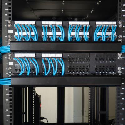 Zentrale Installation von Netzwerktechnik in einem Serverschrank