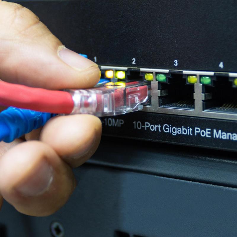 PoE-Switch in einem Serverschrank zur zentralen Versorgung von Endgeräten