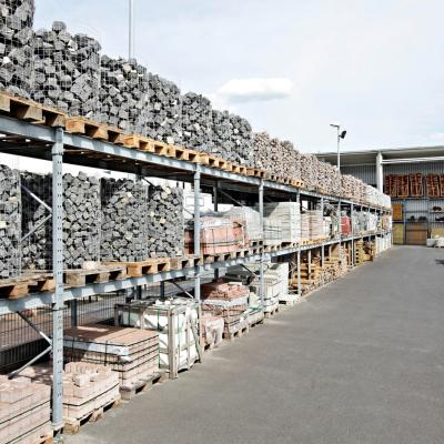 Videoüberwachung eines Lagerbereichs mit moderner IP-Außenkamera