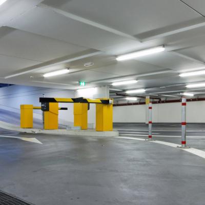Videoüberwachung einer Zufahrt zu einem Parkplatz mit IP-Kamera
