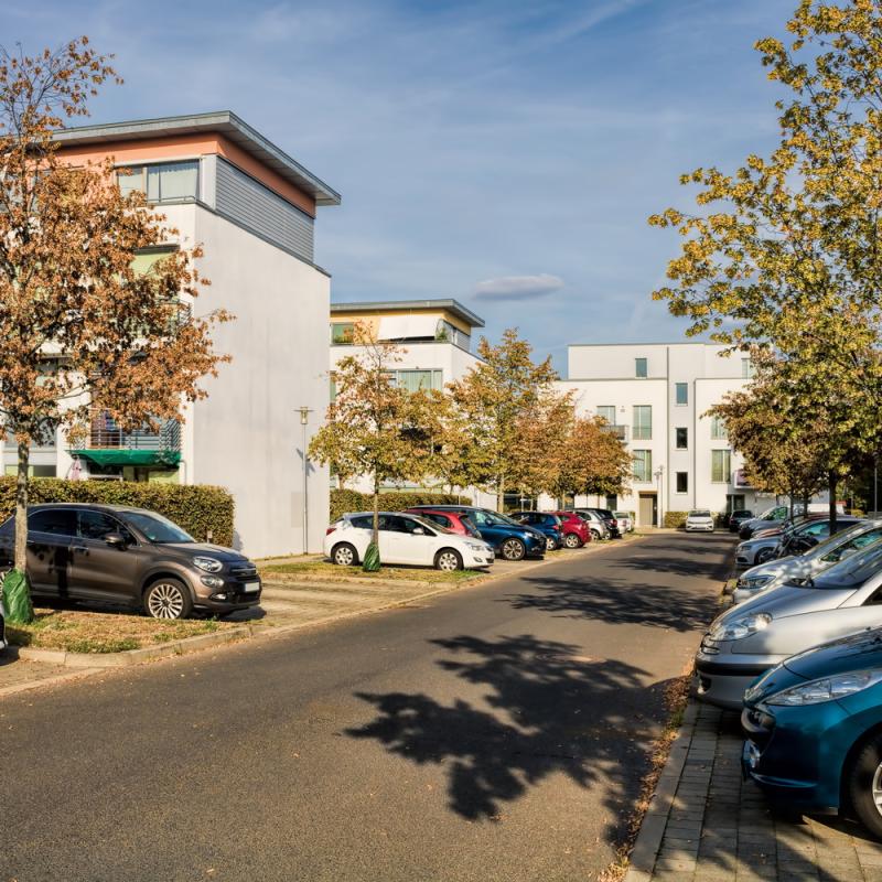 Videoüberwachung eines Parkplatzes einer Wohnanlage mit IP-Kamera
